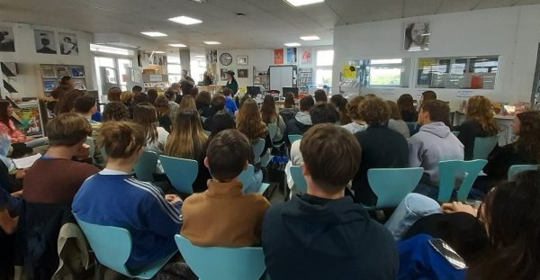 Jeni Whittaker speaking at Lycée Dautet in La Rochelle