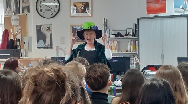 Jeni Whittaker speaking at Lycée Dautet in La Rochelle