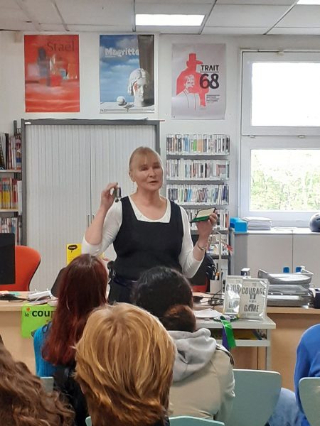 Jeni Whittaker speaking at Lycée Dautet in La Rochelle